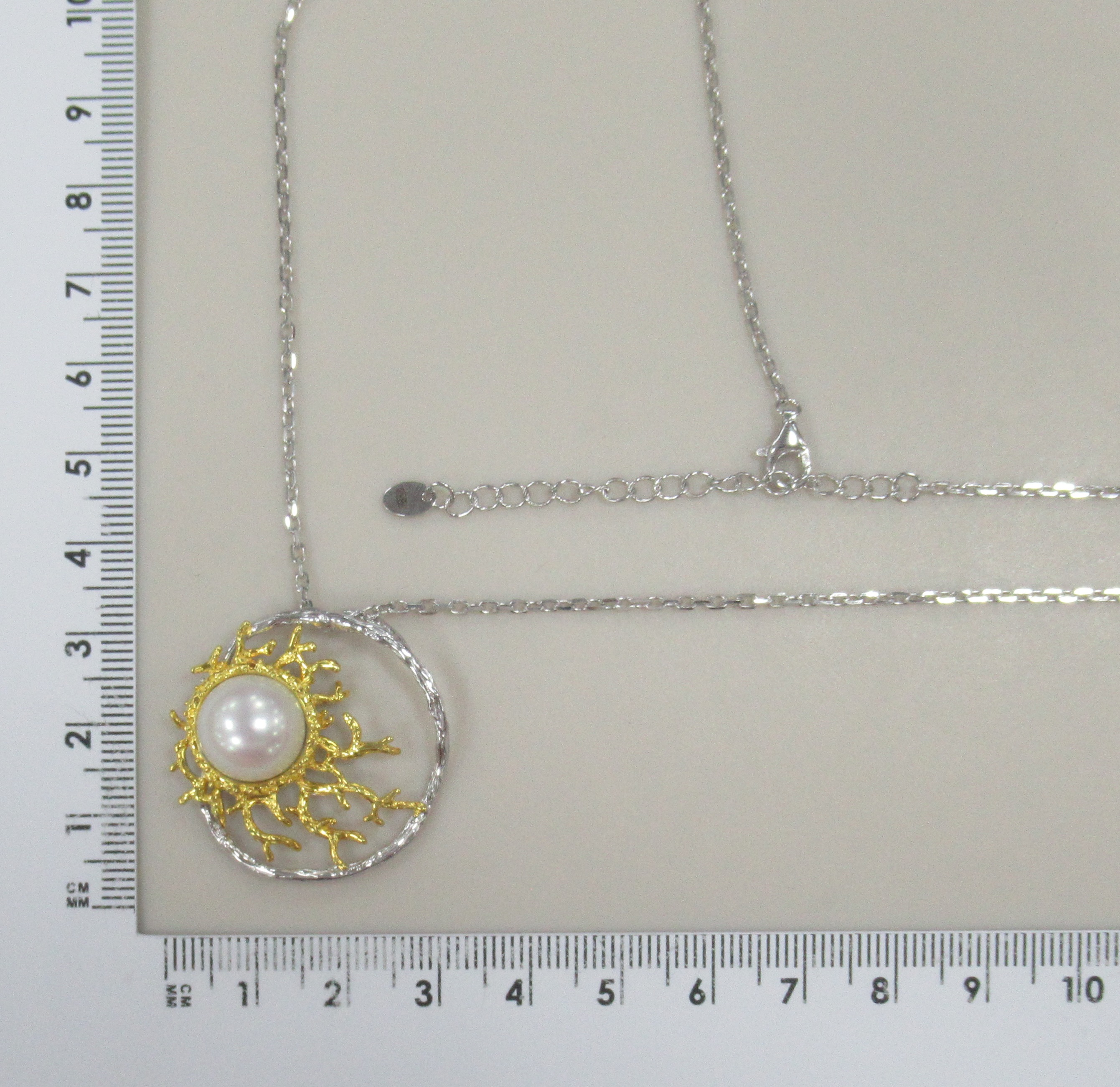 Серебряная подвеска с жемчугом на цепи